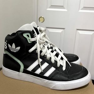 Adidas high tops sneakers Mint condition